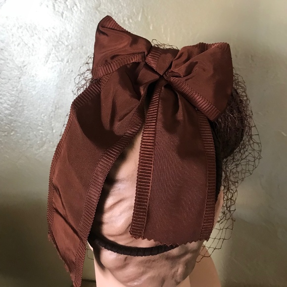 HIGH FASHION 1930s\' BROWN STRAW TILT TOQUE WITH A CLUSTER OF PEARLS/LEAVES/VEIL main image 6